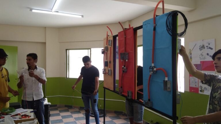 plano de un tablero eléctrico domiciliario finalizado correctamente con sus térmicas, disyuntor y cañerías corrugadas instaladas por los estudiantes.