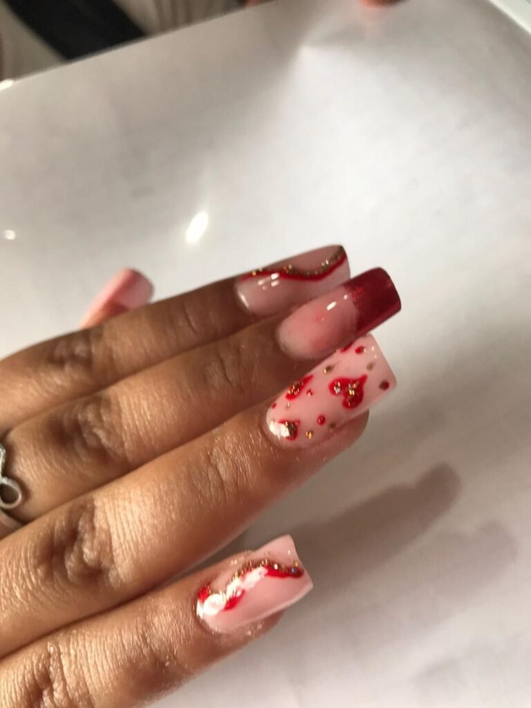 Primer plano de manos con uñas esculpidas y diseño de esmaltado semipermanente profesional finalizado con éxito por alumnos del instituto.